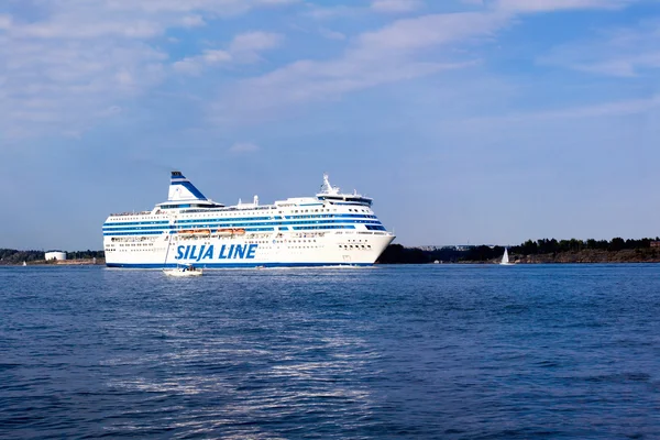 Helsinki, Finlandiya-Ağustos 18: silja line feribot yelken port Helsinki, Finlandiya Ağustos 18 2013.paromy silja line helsinki ve stockholm arasında düzenli uçuşlar — Stok fotoğraf