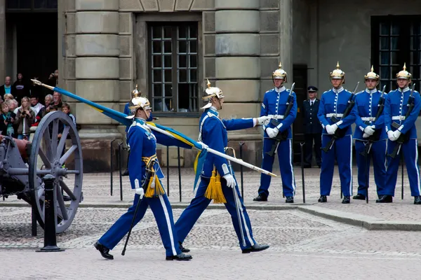 STOCKHOLM - JULY 23: Changing of the guard ceremony with the participation of the Royal Guard cavalry — Stock Photo, Image