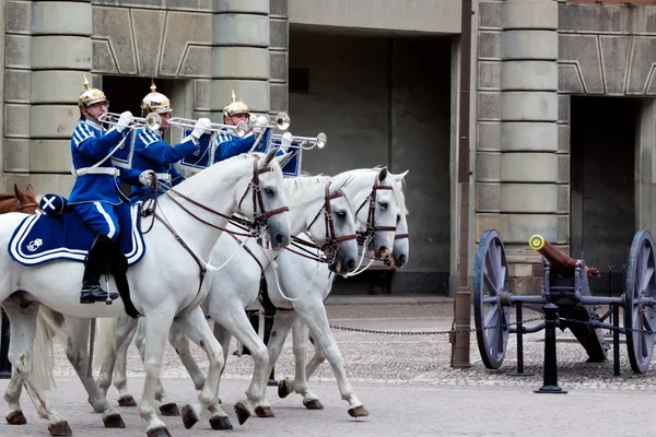 STOCKHOLM - JULY 23: Changing of the guard ceremony with the participation of the Royal Guard cavalry — Stock Photo, Image