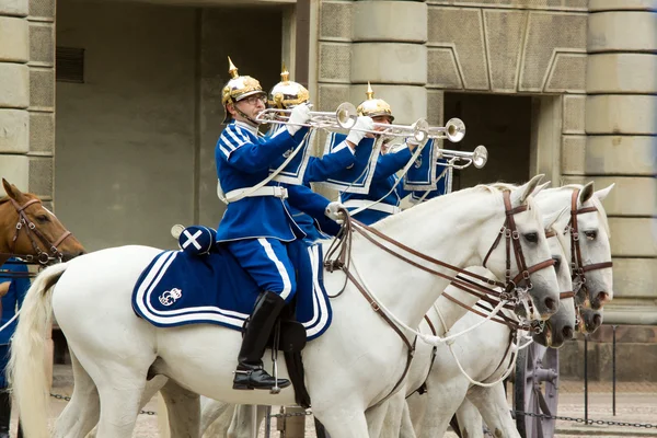 STOCKHOLM - JULY 23: Changing of the guard ceremony with the participation of the Royal Guard cavalry — Stock Photo, Image