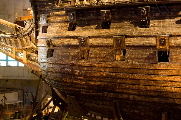 ESTOCOLMO - 24 DE JULIO: Buque de guerra Vasa del siglo XVII rescatado del mar en el museo de Estocolmo —  Fotos de Stock