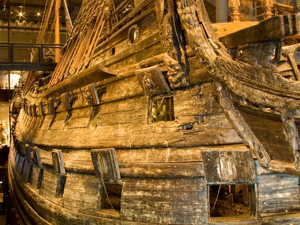 STOCKHOLM - JULHO 24: 17o século Vasa navio de guerra recuperado do mar no museu em Estocolmo — Fotografia de Stock