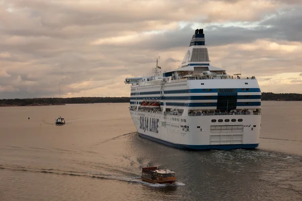 HELSINKI, FINLANDIA 27 DE SEPTIEMBRE: El ferry Silja Line está amarrado en el amarre de la ciudad de Helsinki — Foto de Stock