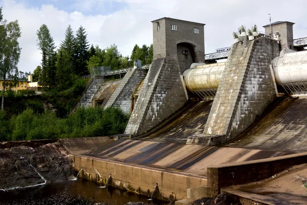 Vista de uma barragem de uma central hidroeléctrica — Fotografia de Stock