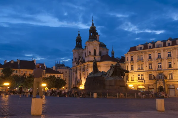 La Plaza de la Ciudad Vieja por la noche en el centro de Praga — Foto de Stock