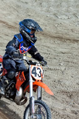 KIROVSK, RUSSIA-AĞUSTOS 24: Rusya 'nın Kirovsk şehrinde, 24 AUGUSTUS 2013' te motosiklet yarışları. Rusya 'da gençler aktif olarak teknik sporlarla meşgul.