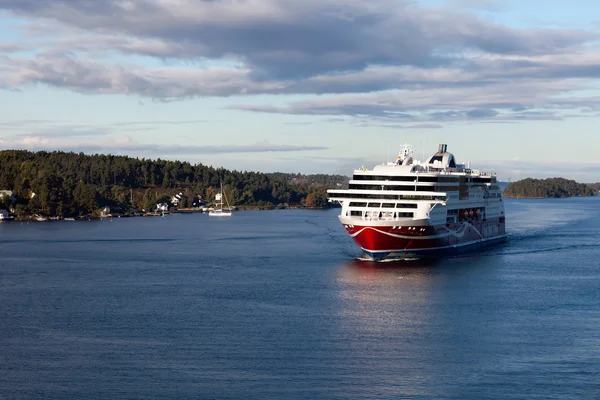 STOCCOLMA, SVEZIA-SETTEMBRE 28: Il traghetto Viking Line galleggia sui fiordi — Foto Stock