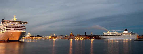 Fähren an Liegeplätzen im Hafen von Helsinki — Stockfoto