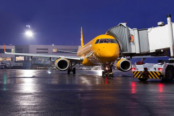 O avião no estacionamento do aeroporto à noite — Fotografia de Stock