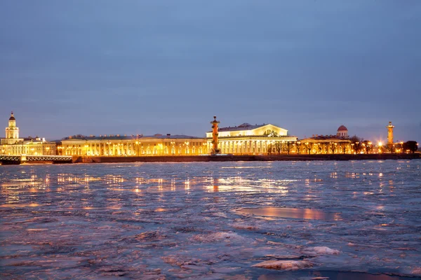 Weergave van de Schoorwal van Vasilevski eiland bij nacht — Stockfoto