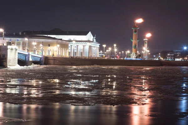 Weergave van de Schoorwal van Vasilevski eiland bij nacht — Stockfoto