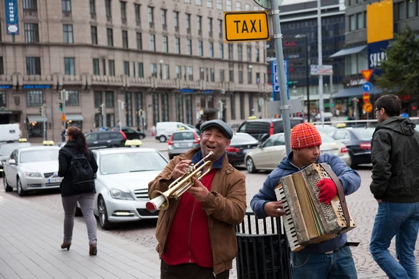 1HELSINKI, FINLAND-SEPTEMBER 27: Street musicians play on the st — Stock Photo, Image