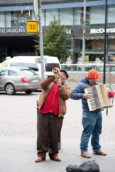 1helsinki, finland-27 september: straatmuzikanten spelen op de st — Stockfoto