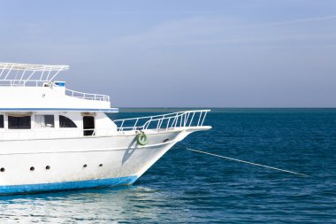 Deniz kenarında beyaz tekne yüzer