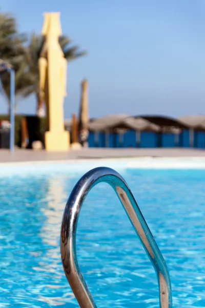 Deel van het zwembad met blauw water — Stockfoto