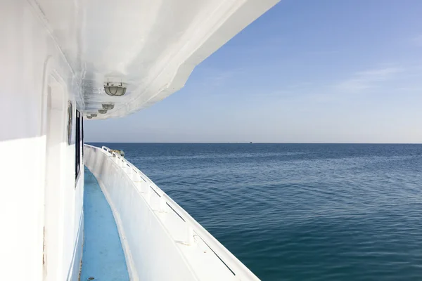 El barco blanco flota por mar — Foto de Stock