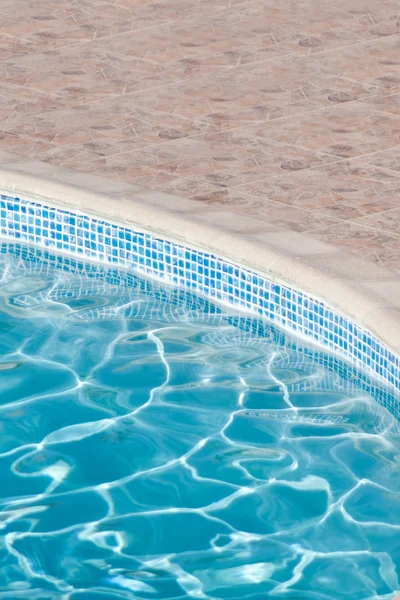 Partie de la piscine avec de l'eau bleue — Photo