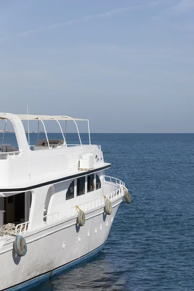 Deniz kenarında beyaz tekne yüzer