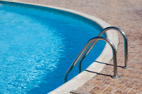 Partie de la piscine avec de l'eau bleue — Photo