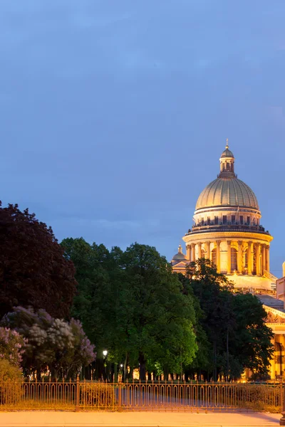 St. Isaac's Cathedral to St. Petersburg — Stock Photo, Image