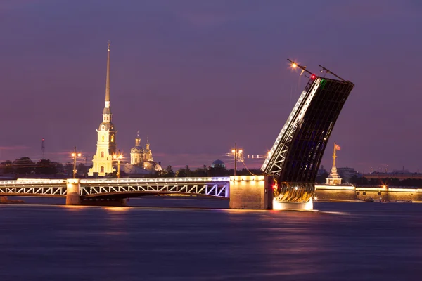 View of the drawn bridge in the city of St. Petersburg — Stock Photo, Image