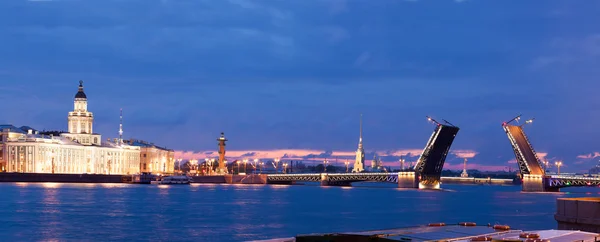 Weergave van de getekende brug in de stad van st. petersburg — Stockfoto