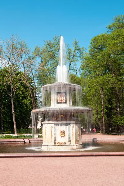 Peterhof, russland-mai 21: brunnen im park der petrodworez — Stockfoto