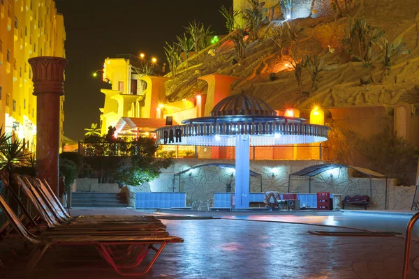 HURGHADA, EGIPTO-DEKABR 20: vista nocturna de los sfinks hotel territ —  Fotos de Stock