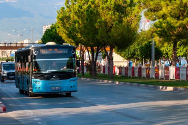 ANTALYA, TURKEY - 10 Kasım 2020: Yolcu otobüsü caddeden şehre gider. Türkiye 'de otobüs trafiği çok gelişmiştir