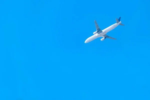 Avião Branco Voa Contra Céu Azul Brilhante Viajar Transporte Aéreo — Fotografia de Stock