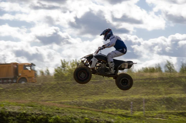 Springen op een quad bike — Stockfoto