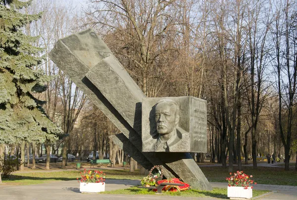 Monument to the Hero of the Soviet Union, General-Lieutenant Dmitri Karbysheva. Moscow. — Stock Photo, Image