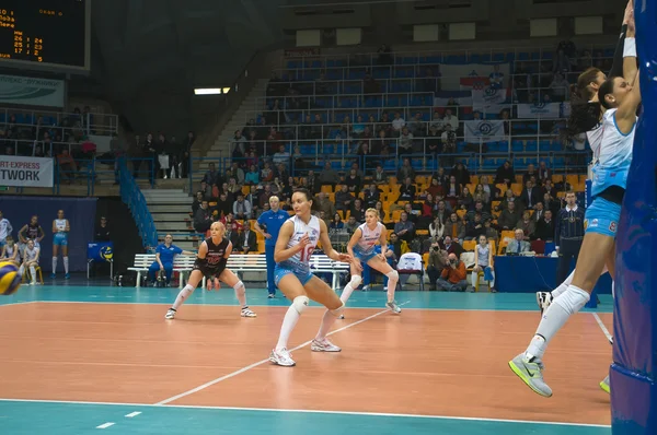 Volleyballspiel dinamo russland (weiß) vs omichka (schwarz)) — Stockfoto