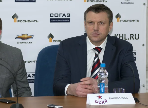 Entrenador principal del club de hockey CSKA Vyacheslav Butsaev la conferencia de prensa posterior al partido — Foto de Stock
