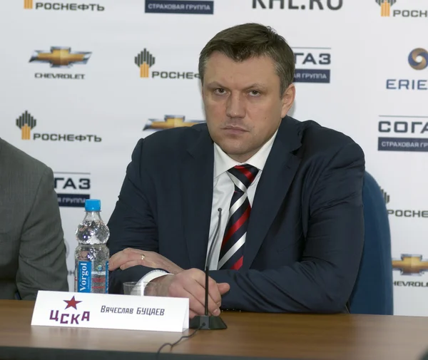 Entrenador principal del club de hockey CSKA Vyacheslav Butsaev la conferencia de prensa posterior al partido — Foto de Stock