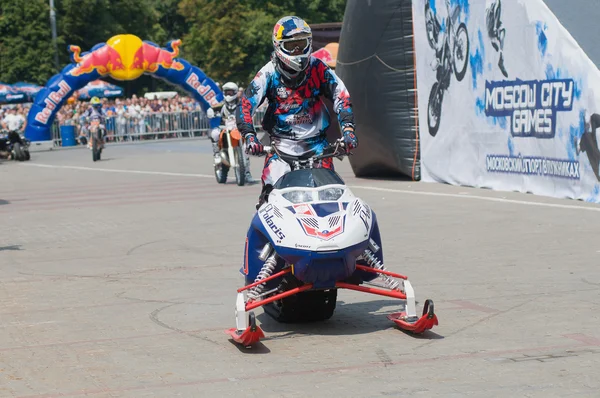 Daniel Bodin (Bélgica) em um snowmobile — Fotografia de Stock