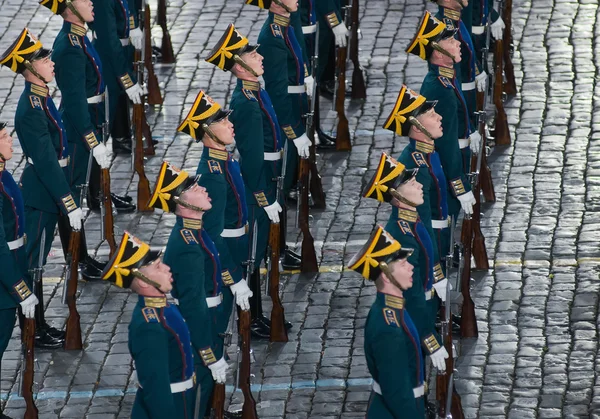 MOSCÚ - 9 DE SEPTIEMBRE: Soldados de guardia de honor de la Presidencia —  Fotos de Stock