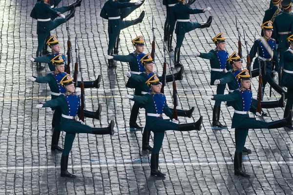 MOSCÚ - 9 DE SEPTIEMBRE: Soldados de guardia de honor de la Presidencia —  Fotos de Stock