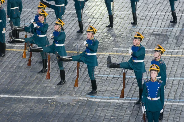 MOSCÚ - 9 DE SEPTIEMBRE: Soldados de guardia de honor de la Presidencia —  Fotos de Stock