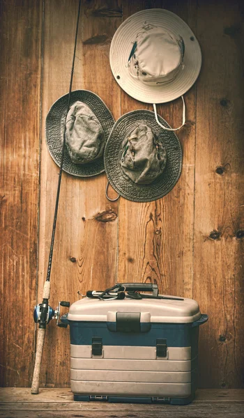 Balık tutmak için ekipmanlar ile duvarda asılı şapkalar — Stok fotoğraf