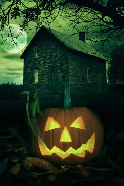 Citrouille d'Halloween devant une maison effrayante — Photo