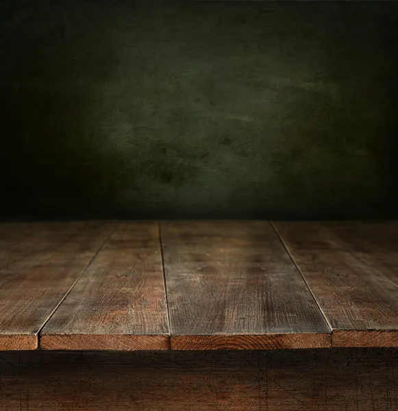 Mesa de madera vieja con fondo oscuro — Foto de Stock