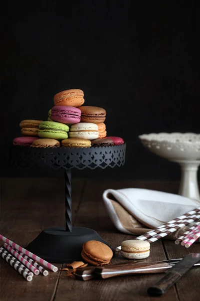 Macarrones en pie de pastel con fondo oscuro — Foto de Stock