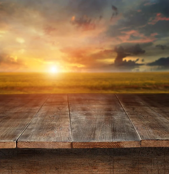 Houten tafel met landelijke scène in achtergrond — Stockfoto