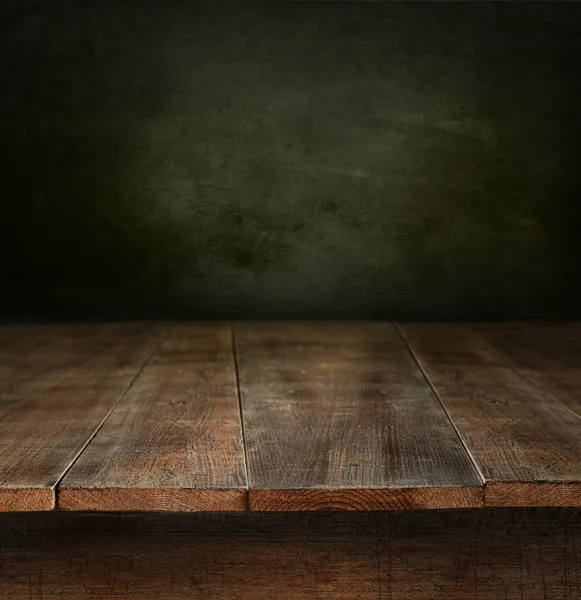 Gamla träbord med mörk bakgrund Royaltyfria Stockfoton