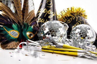 new years eve için maske ve parti şapkaları
