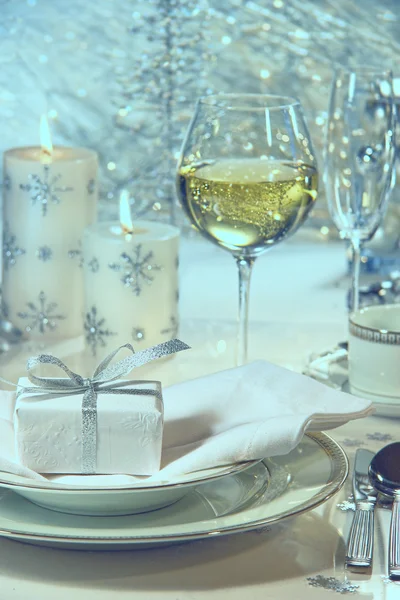 Festive dinner setting with gift for the holidays — Stock Photo, Image