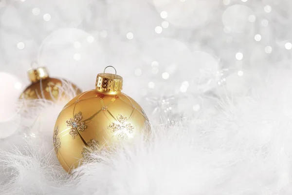 Gyllene julgranskulor på holiday bakgrund — Stockfoto