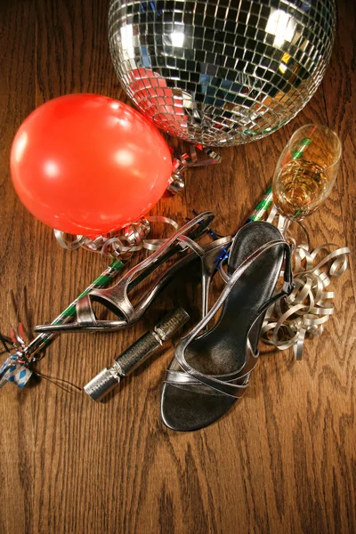 Zapatos de fiesta en el piso con copa de champán — Foto de Stock