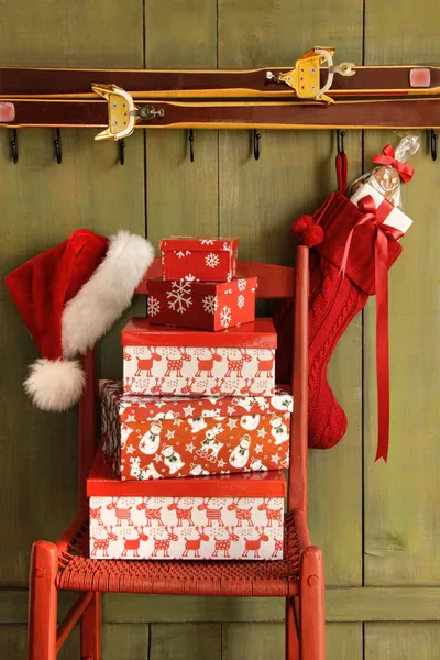 Roter Stuhl mit Weihnachtsgeschenken — Stockfoto